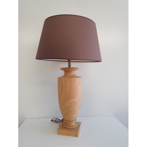 Lampe en bois avec abat-jour brun