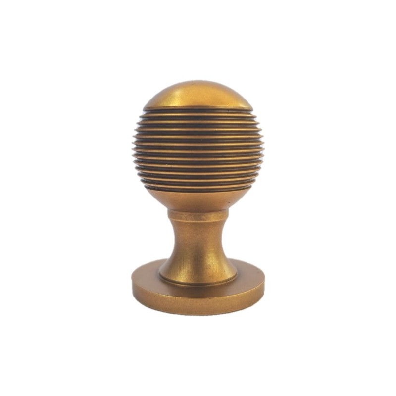 https://www.styles-interiors.ch/9053-thickbox/barlow-half-beehive-knob-flattened-brass.jpg